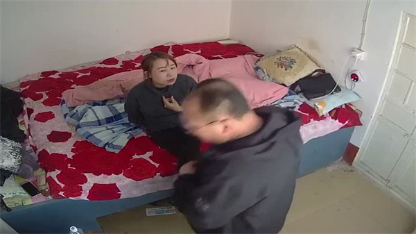 人妻出门东北大叔急约炮友，多体位狂抽浪叫高潮连连！